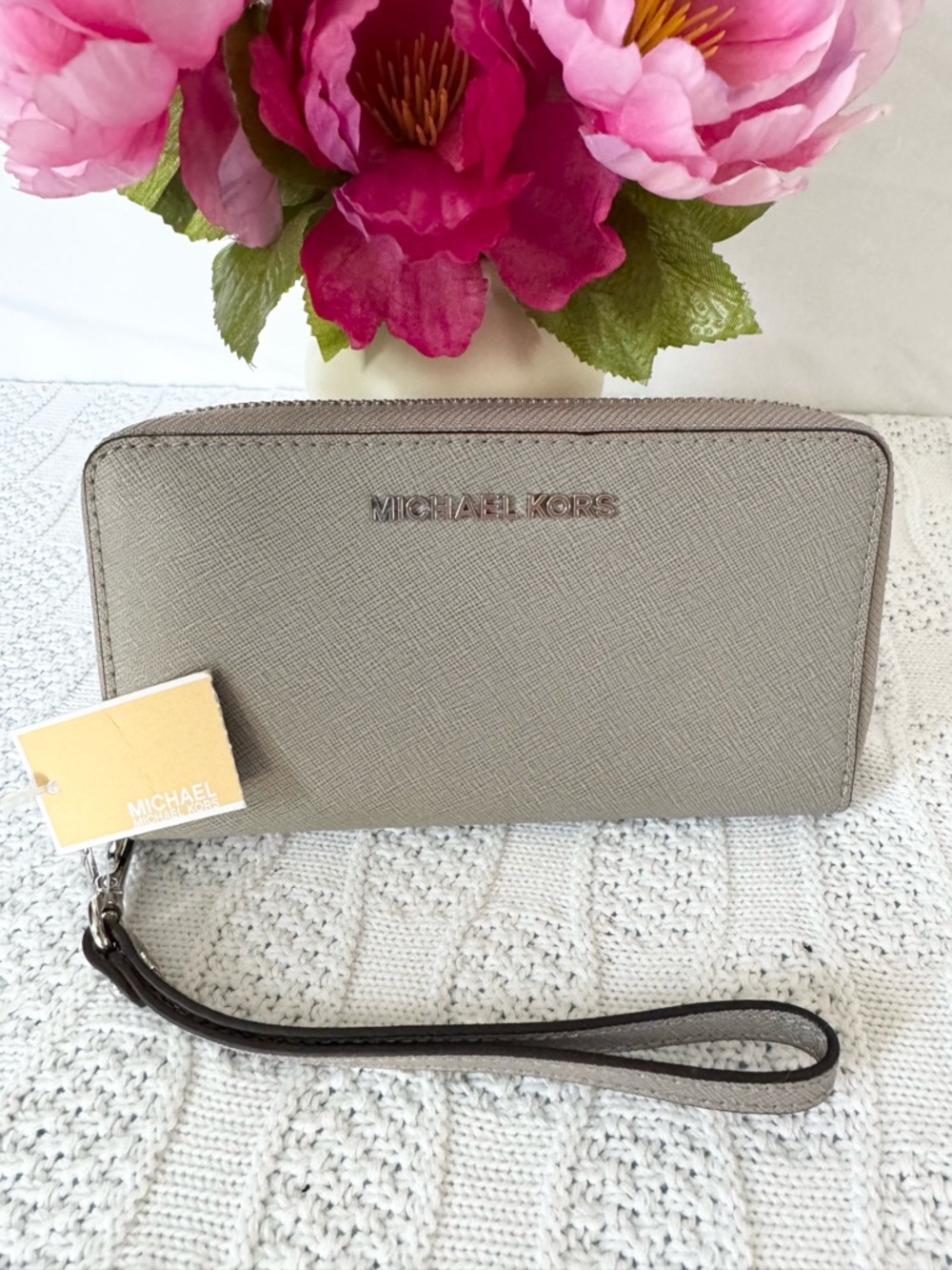 Michael Kors NWT jet set zip around wallet